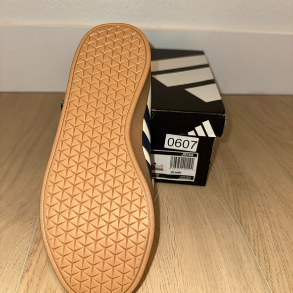 Adidas 6.5 Women’s or Youth 5.5 VL COURT BASE SHOES NEW - Picture 2 of 7